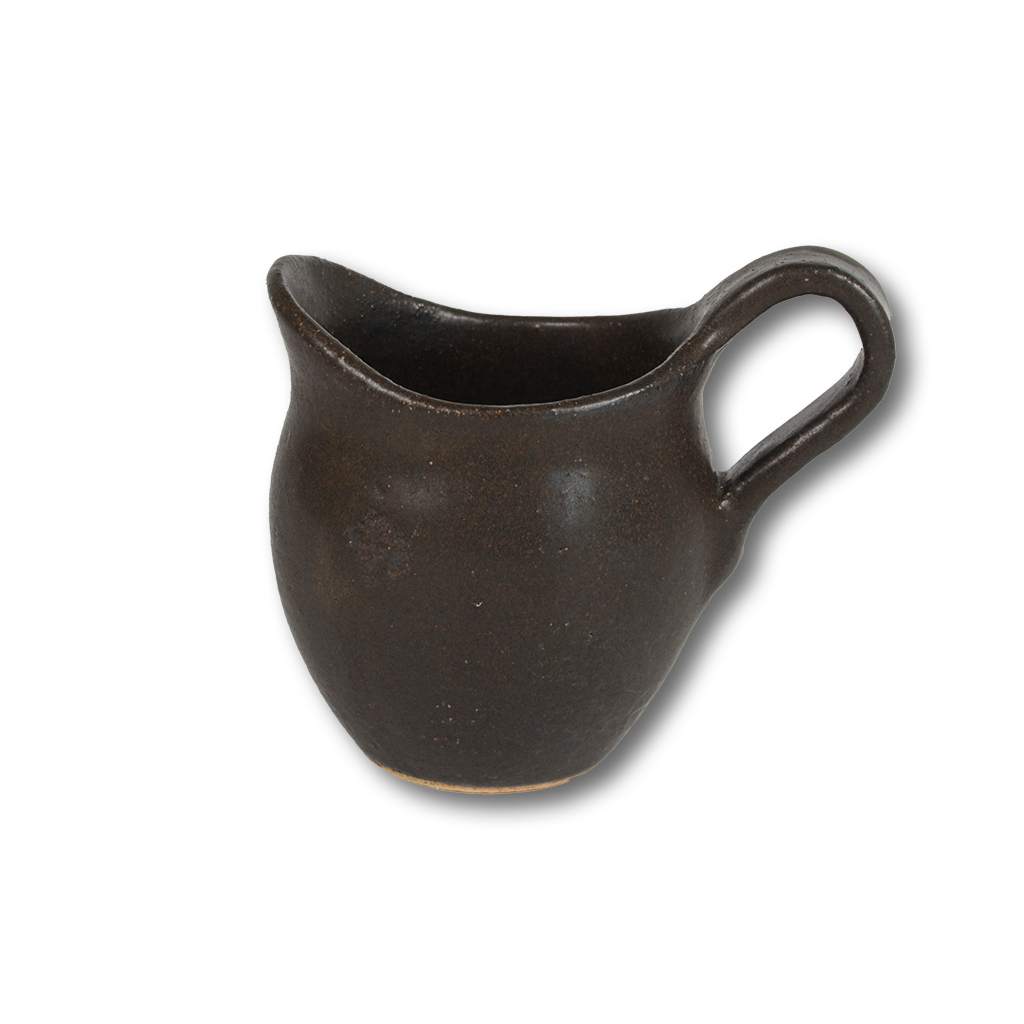 陶器作家による黒の水差し「Lunar Black」小サイズ。シンプルで丸みのあるデザインが特徴。