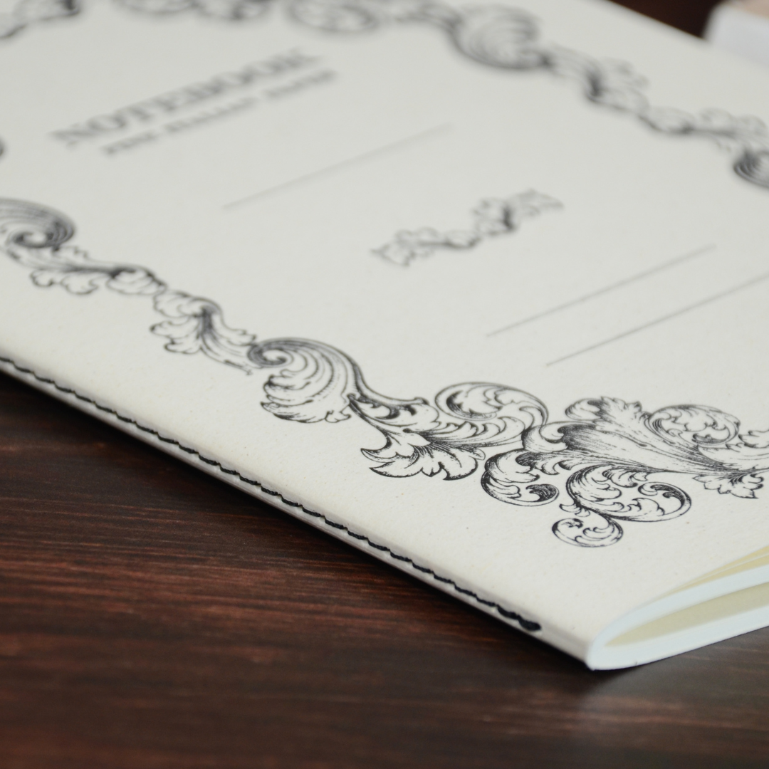 プレス印刷の立体感が伝わる、表紙の装飾枠と糸綴じのディテール