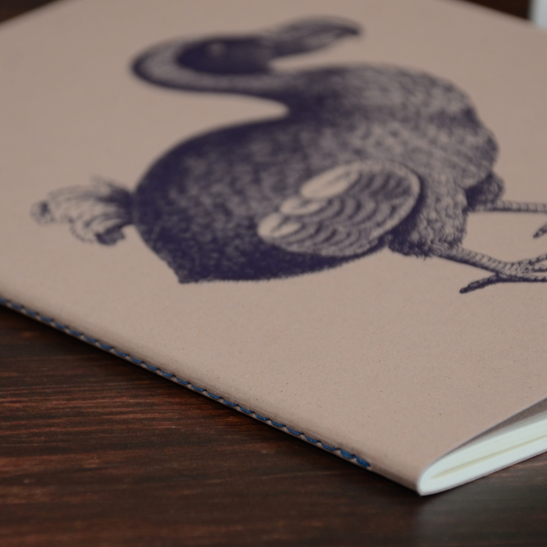 ノートの背表紙の糸綴じ部分のクローズアップ。製本のディテールが見える