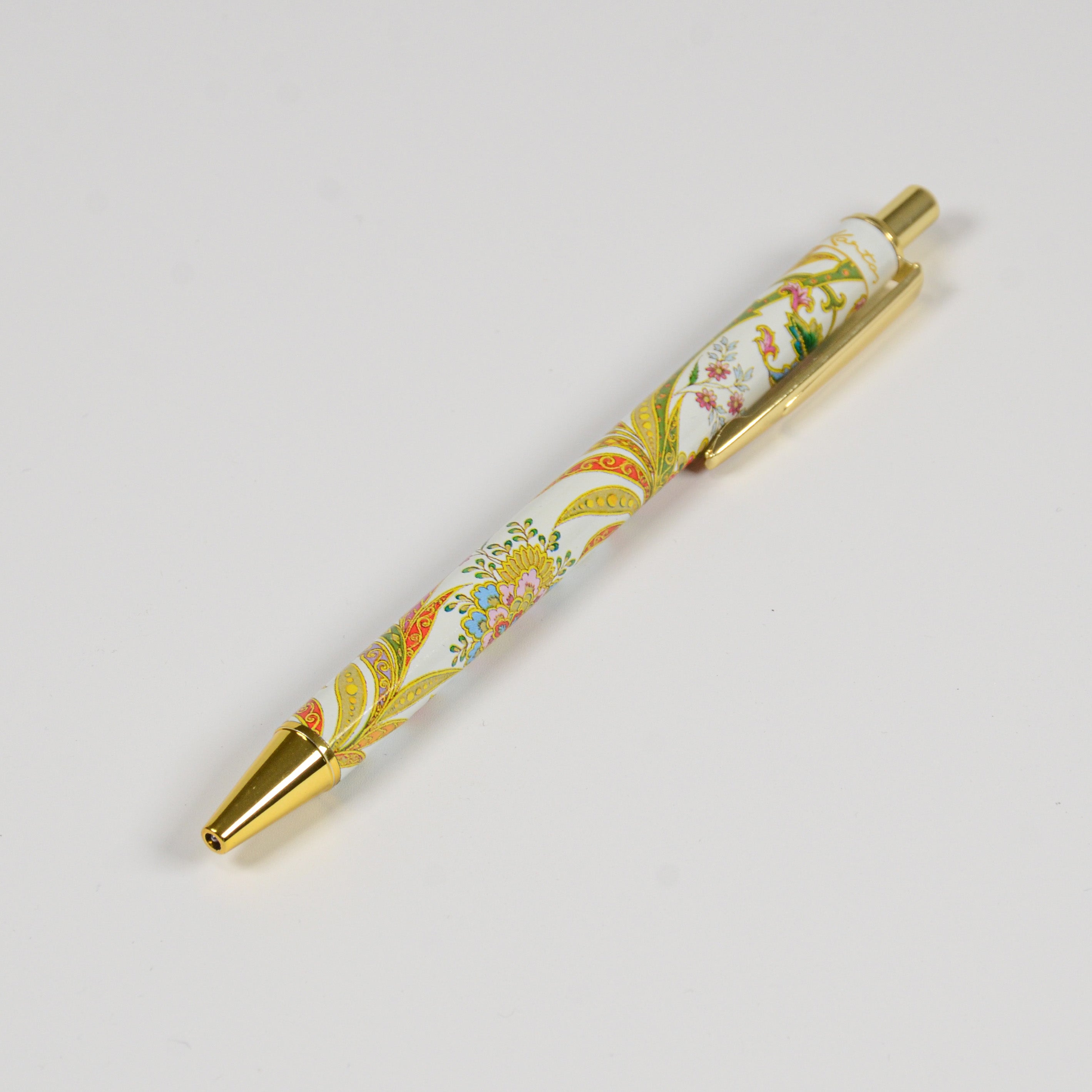 イタリアKartos社のボールペン「Cipro」。金パーツと花模様が手元に柔らかな華やかさを添える。