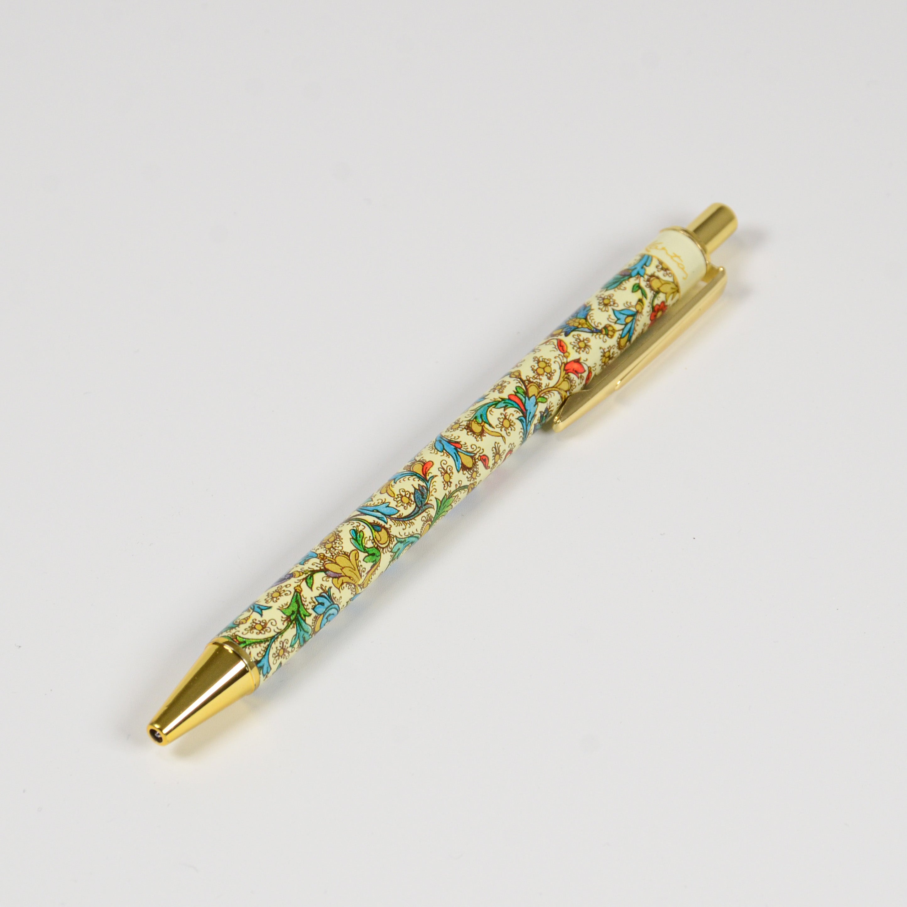 イタリア製のMedicea柄ボールペン。華やかでクラシカルなデザインが手元を優雅に演出する。