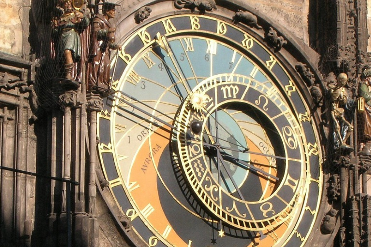 プラハの天文時計の読み方｜天文学者が解説する600年の文字盤の秘密