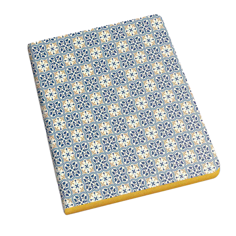 四葉飾り「Quadrilobo」柄が全面に配された、イタリアKartos社のA5ソフトカバーノート（表紙の拡大）