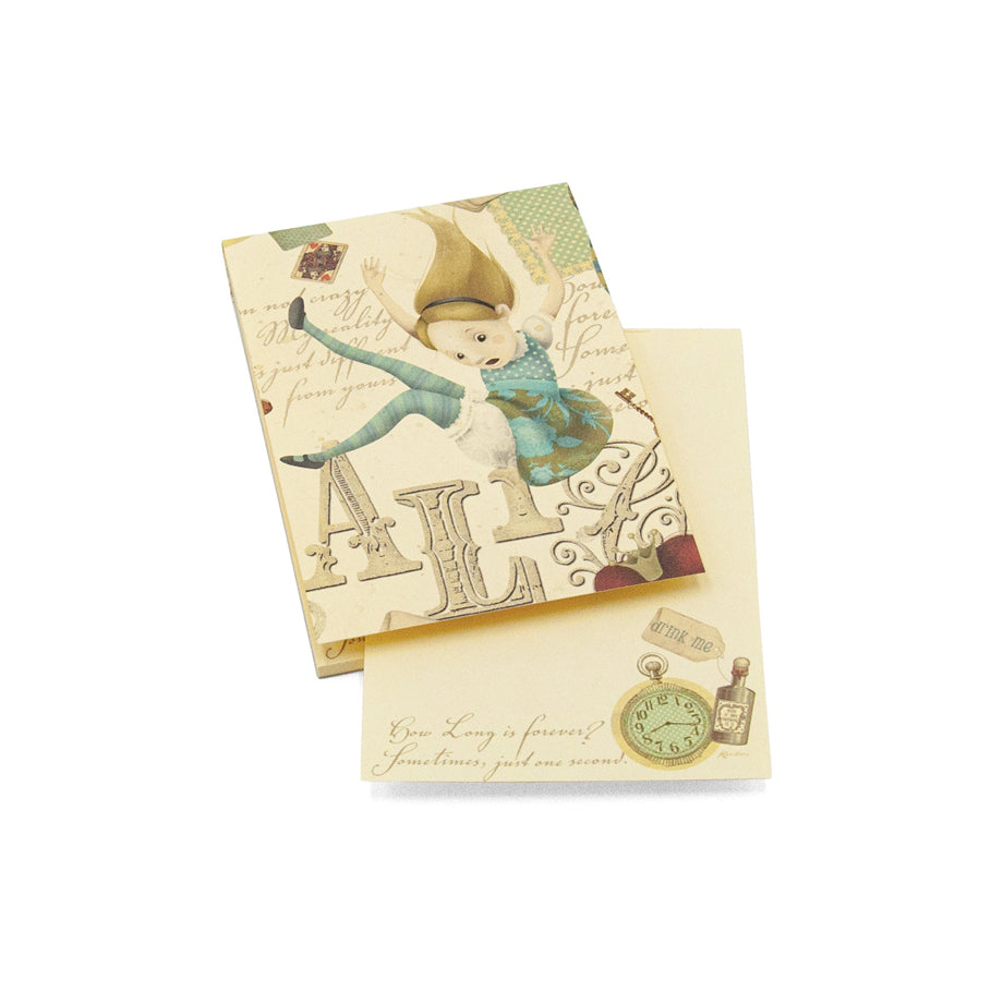 Kartosのメモパッド「アリス柄」。物語の一場面を思わせるデザインが、書くひとときを豊かに彩る。