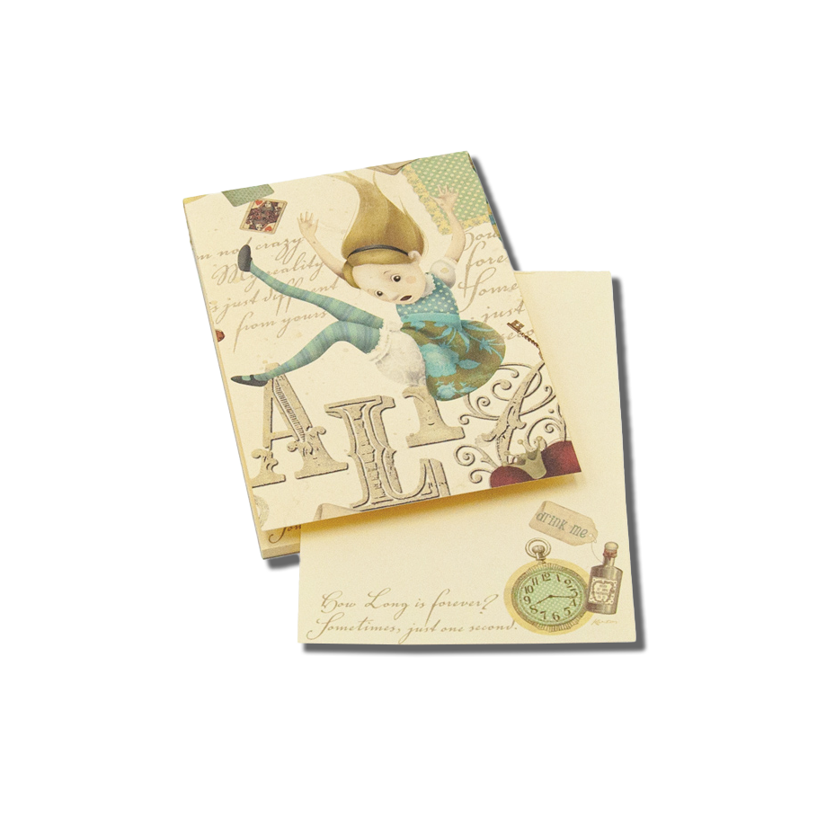 Kartos社のアリス柄メモパッド。時計やうさぎなどを金粉印刷であしらった、やさしい色味の一冊。