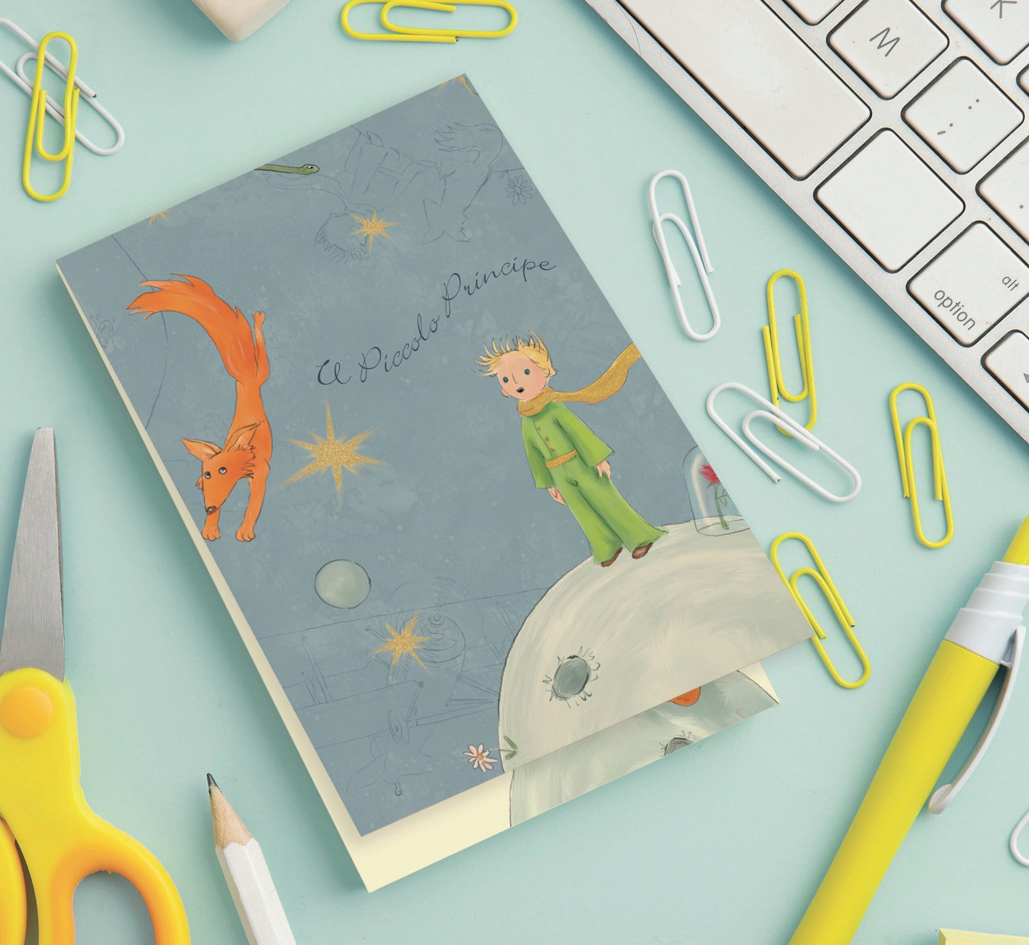 デスクに置かれた『星の王子さま』柄のメモ。手帳や文具と合わせても絵になる、可憐な紙文具。