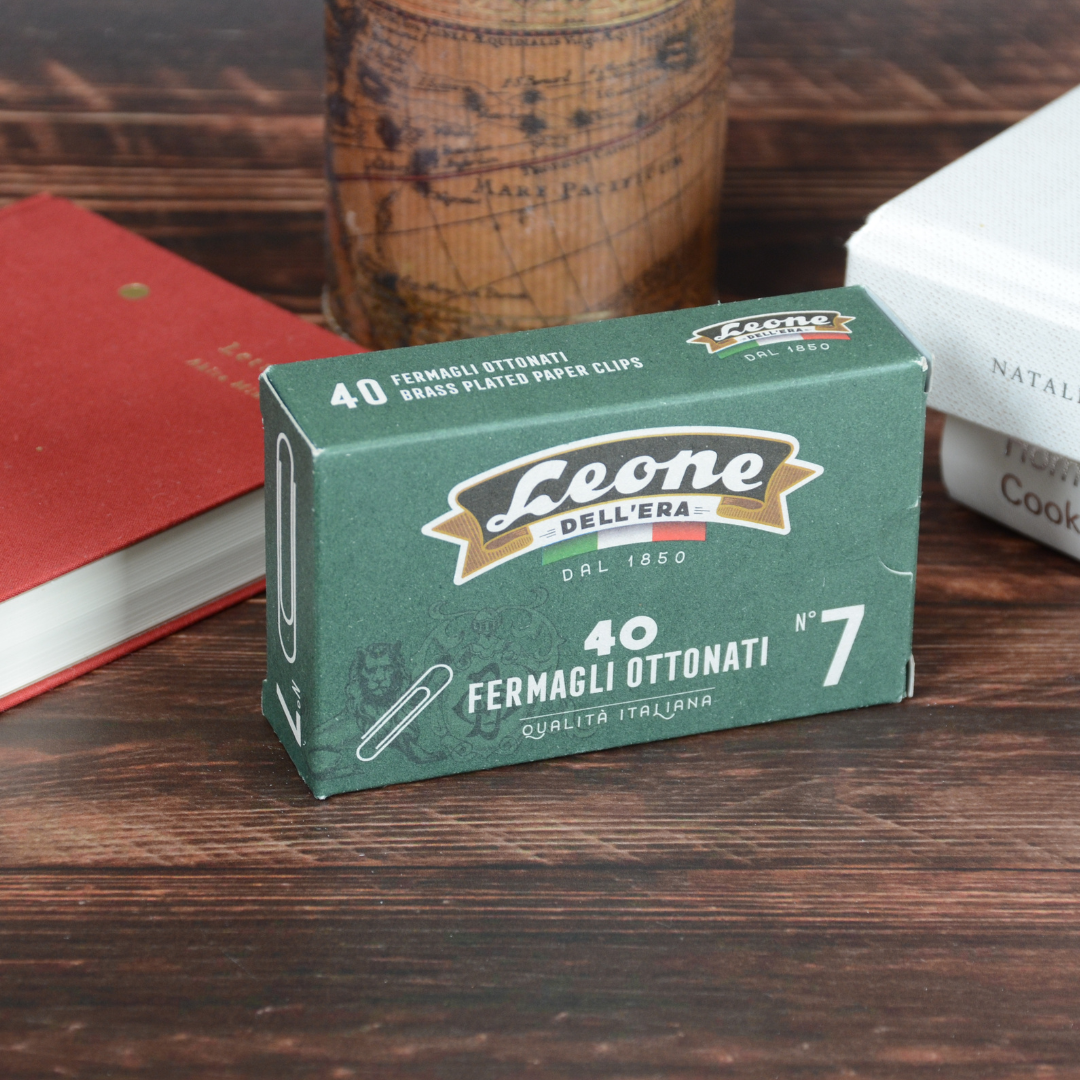 箱を正面から捉えたカット。ブランドロゴと品名が読みやすく写っている