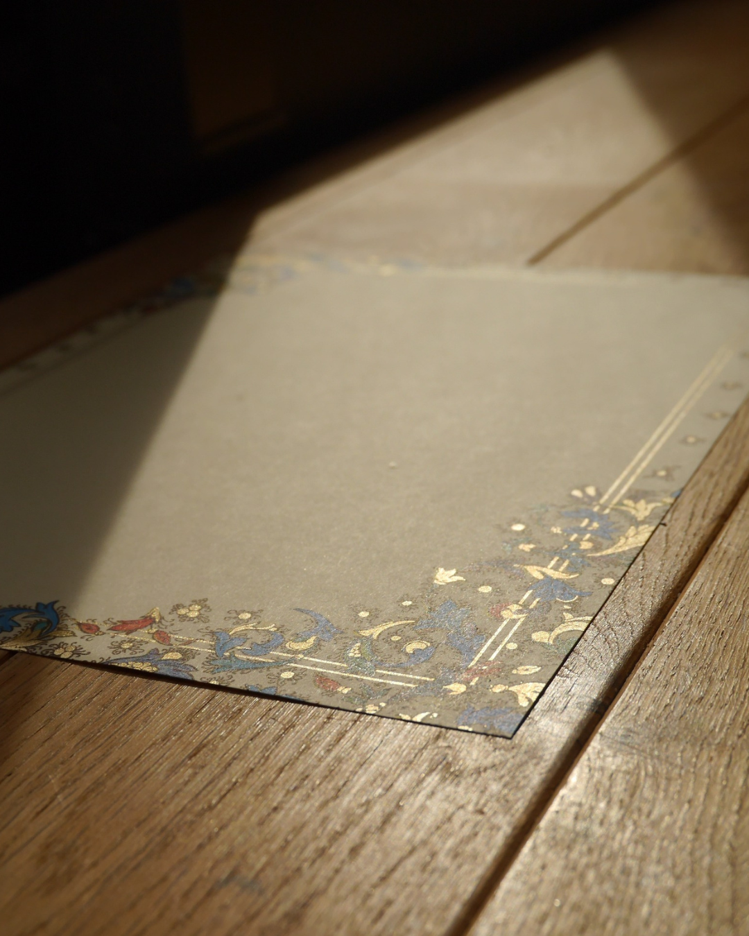 斜めからの写真。光を受けて光る金粉印刷が美しい