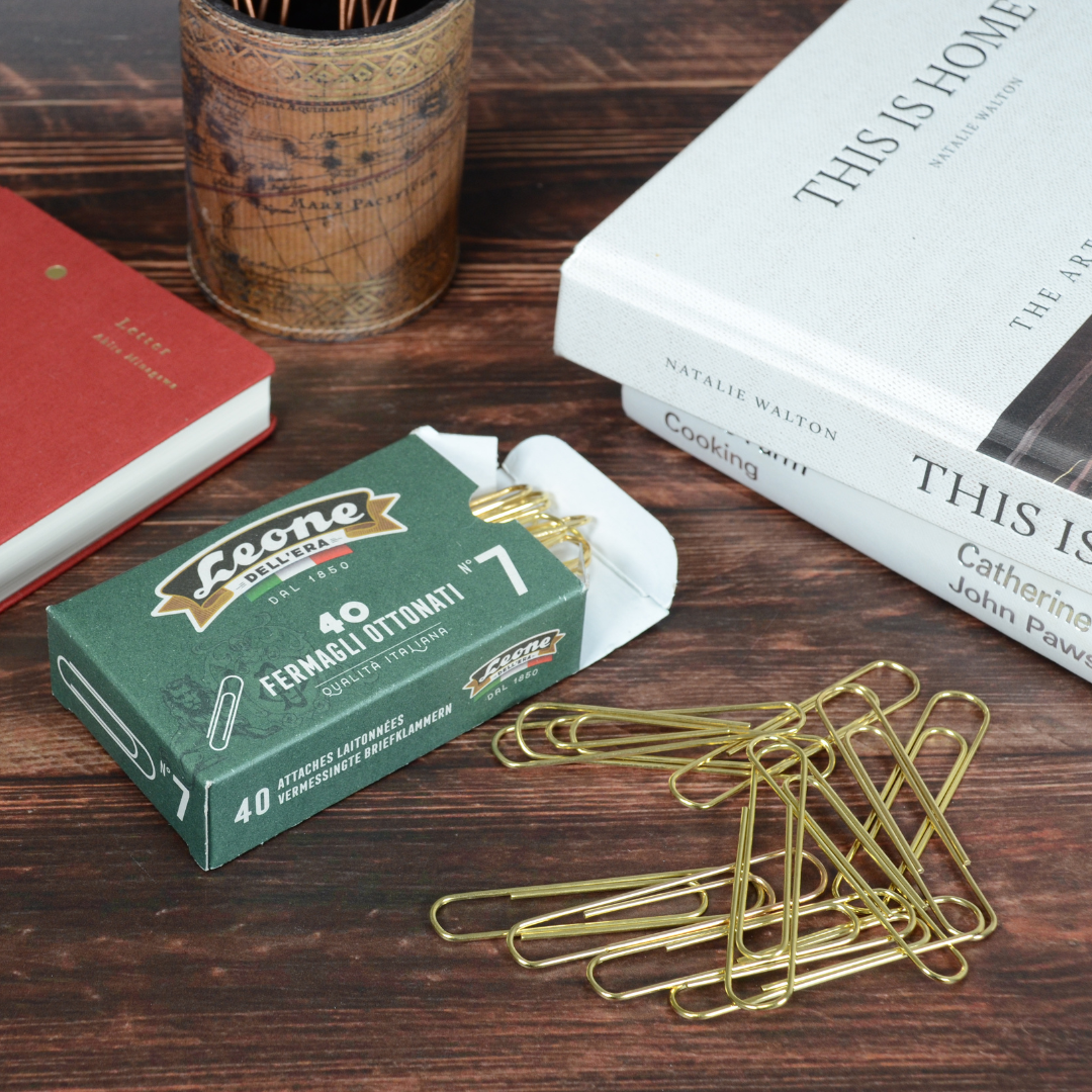 箱の側面にフォーカスした写真。クラシックなデザインの雰囲気が伝わる