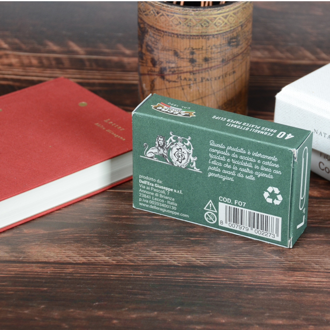 箱の裏面にある商品説明ラベルが見える構図。パッケージ詳細を伝える写真