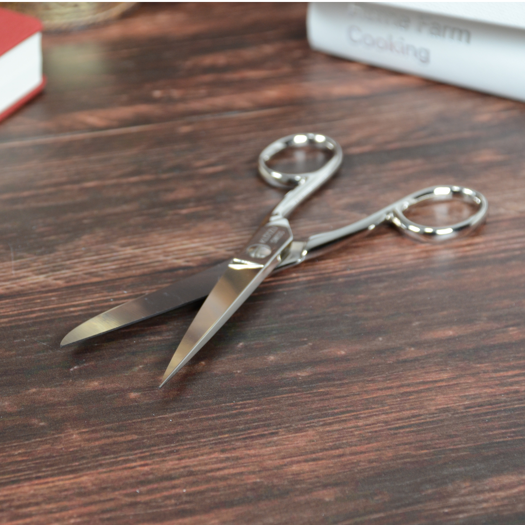 刃を開いた状態のハサミ。重厚感と機能美を伝える構図