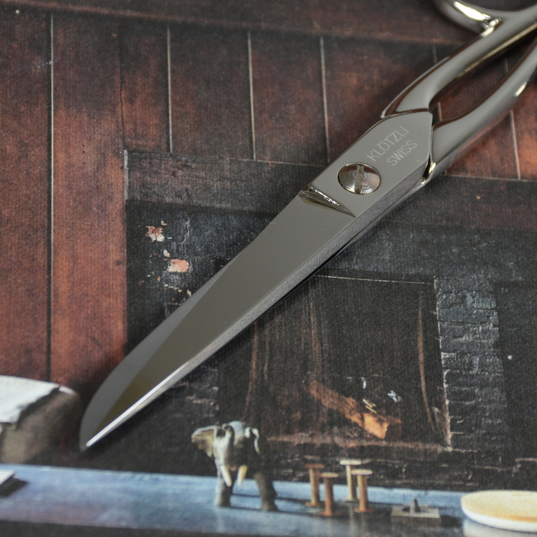 ハサミの刃先部分のクローズアップ。光沢ある仕上げと切れ味の良さを感じる写真