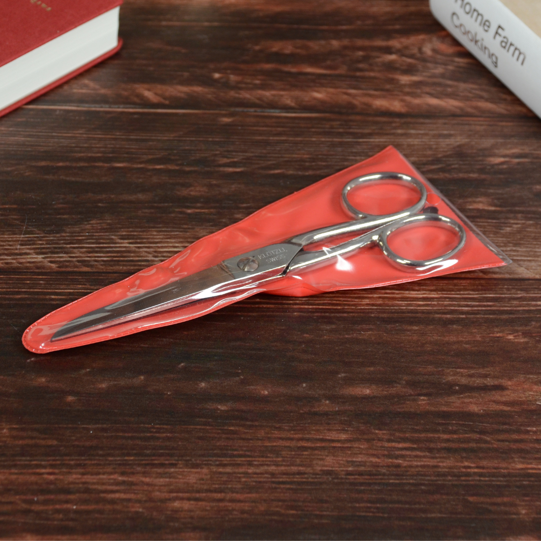 赤いビニールケースにハサミを収めた状態。収納時の姿が分かる写真