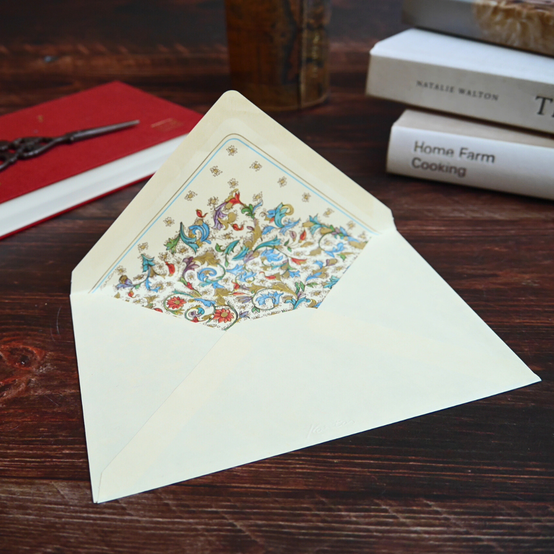 Medicea柄の封筒内側の装飾。華やかな文様が開いたときに美しく映える。