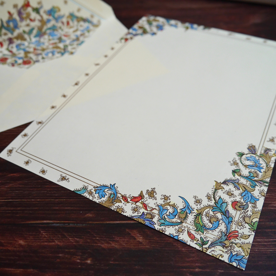 クラシカルな雰囲気が漂うMedicea柄の封筒と便箋。特別な手紙にふさわしいデザイン。