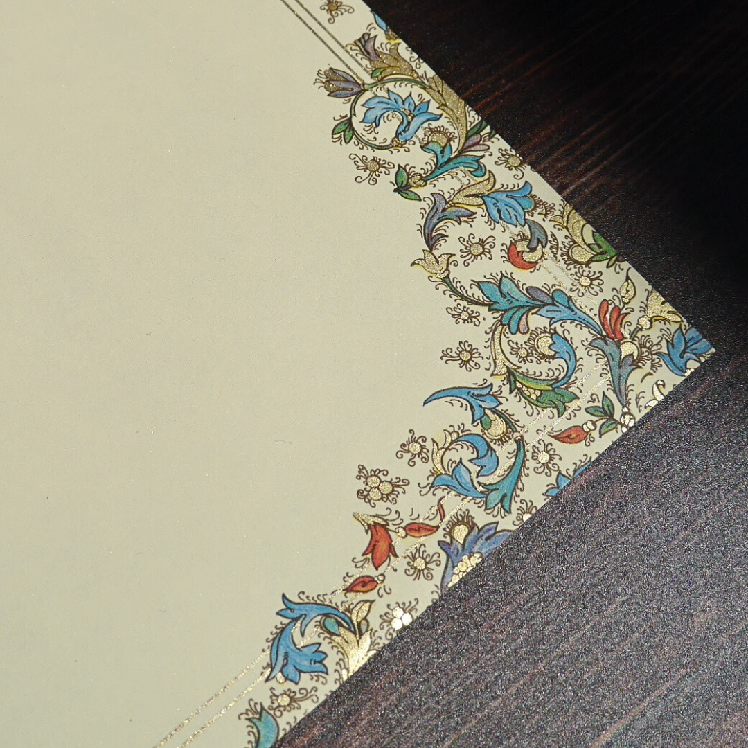 Medicea柄のレターセットの装飾アップ。繊細な金粉印刷が光を受けてやさしく輝く。