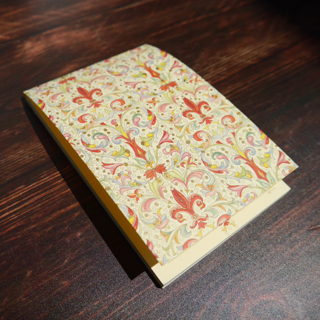 Giglioの華やかな装飾が印象的なKartosのメモ。クラシックな品格が漂う佇まい。