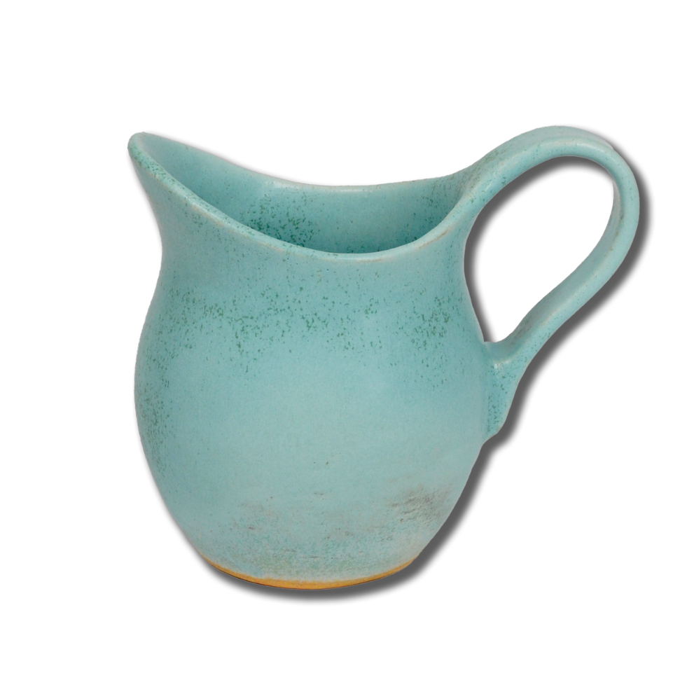 味わいのある青緑が印象的な陶器の水差し「Water」ミドルサイズ。柔らかな丸みと持ち手付きの形。