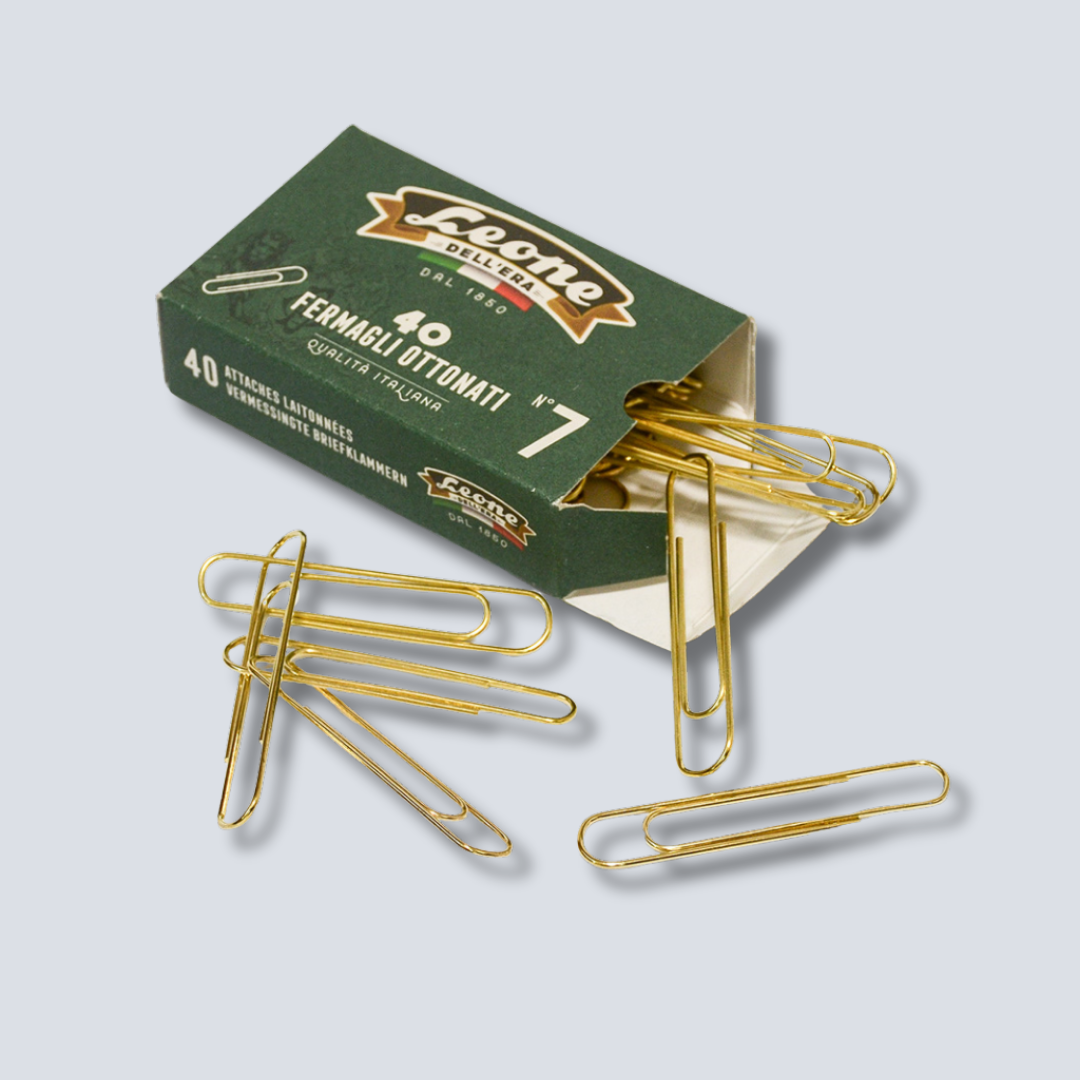 緑のパッケージと中身のクリップ数本が並ぶ構図。上品な真鍮色が映える白背景写真