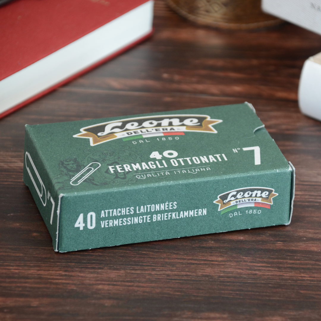 箱の側面にフォーカスした写真。クラシックなデザインの雰囲気が伝わる