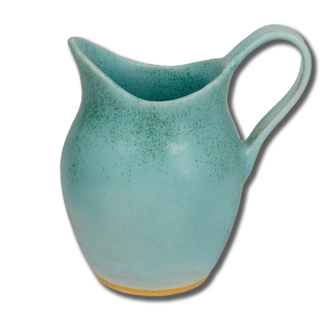 深みのある青緑釉が美しい陶器の水差し「Water」ラージサイズ。たっぷりとした丸みが印象的。