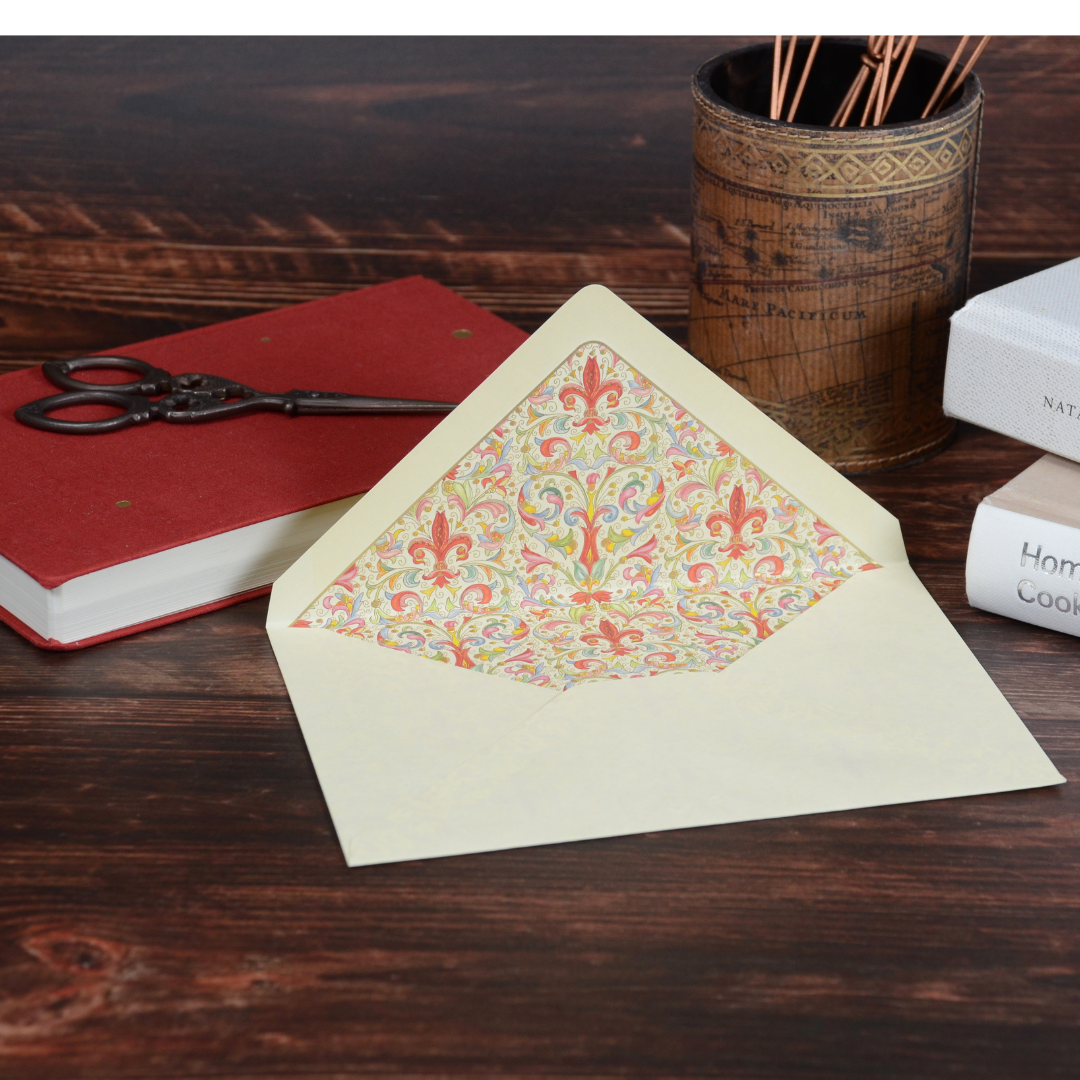 Giglio柄の封筒を開いた状態。内側に施された赤と金の文様が上品に輝く。