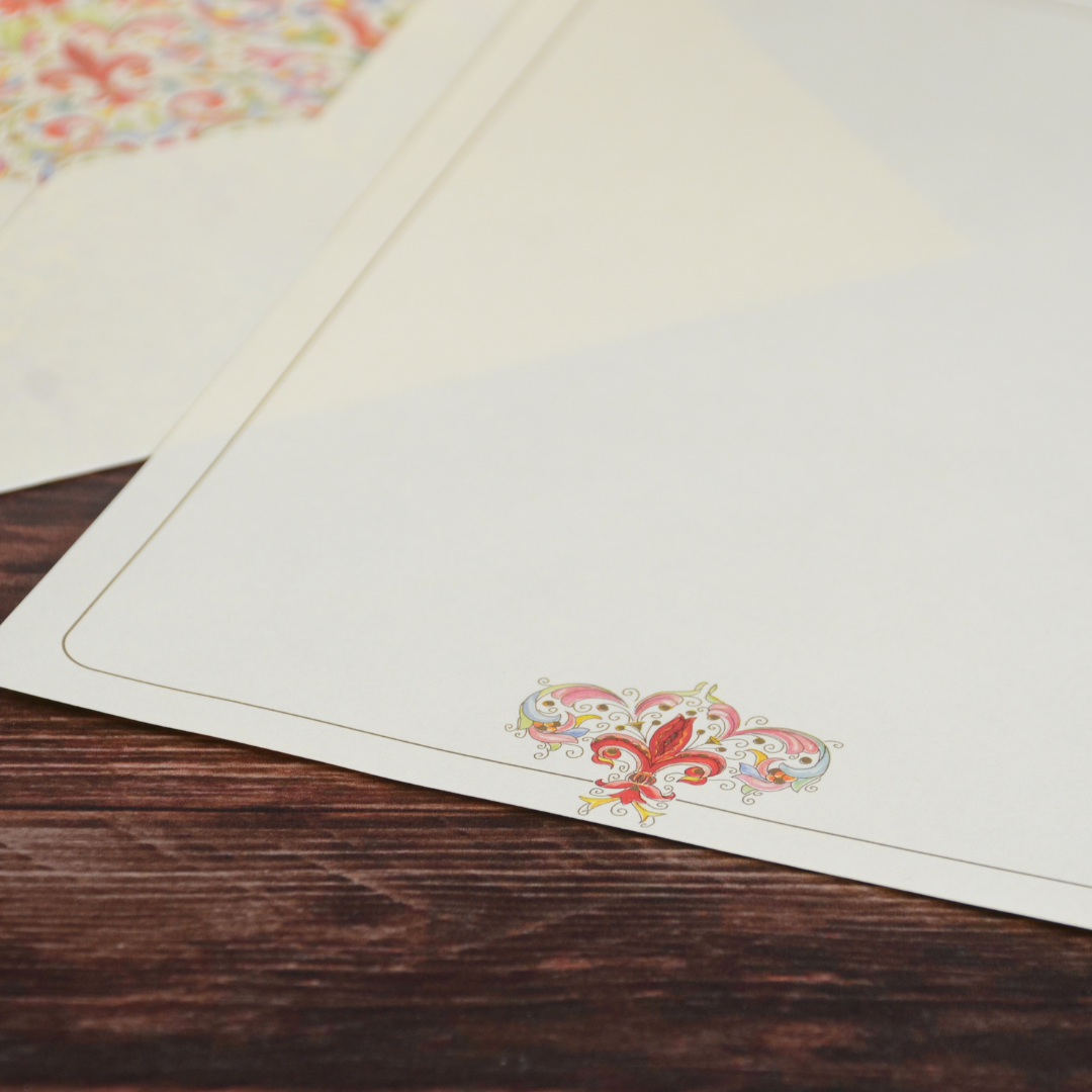 Giglio柄の便箋下部。金粉が施された赤い百合の文様がアクセントに。