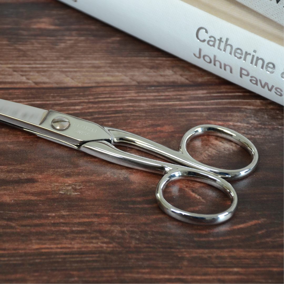 持ち手付近の刻印が見える角度。ブランドの精巧さが伝わる写真