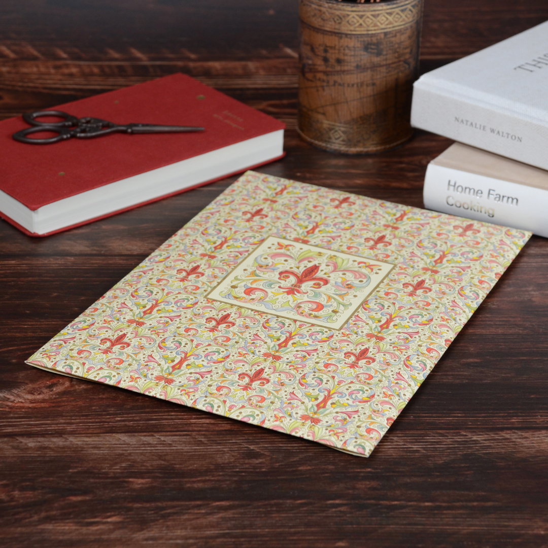 木のテーブルに置かれたGiglio柄レターセット。クラシックな佇まいが空間を引き締める。