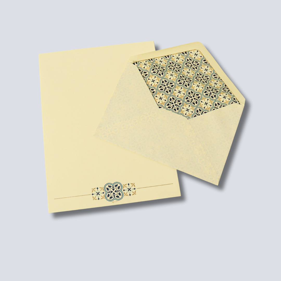 封筒と便箋を斜めに重ねた構図。上品で整ったセット内容が見える写真