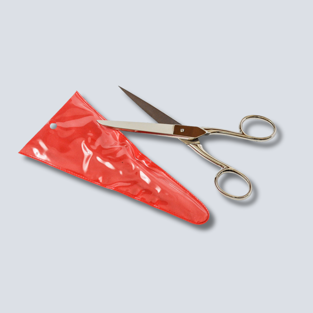 赤いケースに収められた、KLOTZLI製のクラシックな銀色ハサミ。全体が見える白背景写真