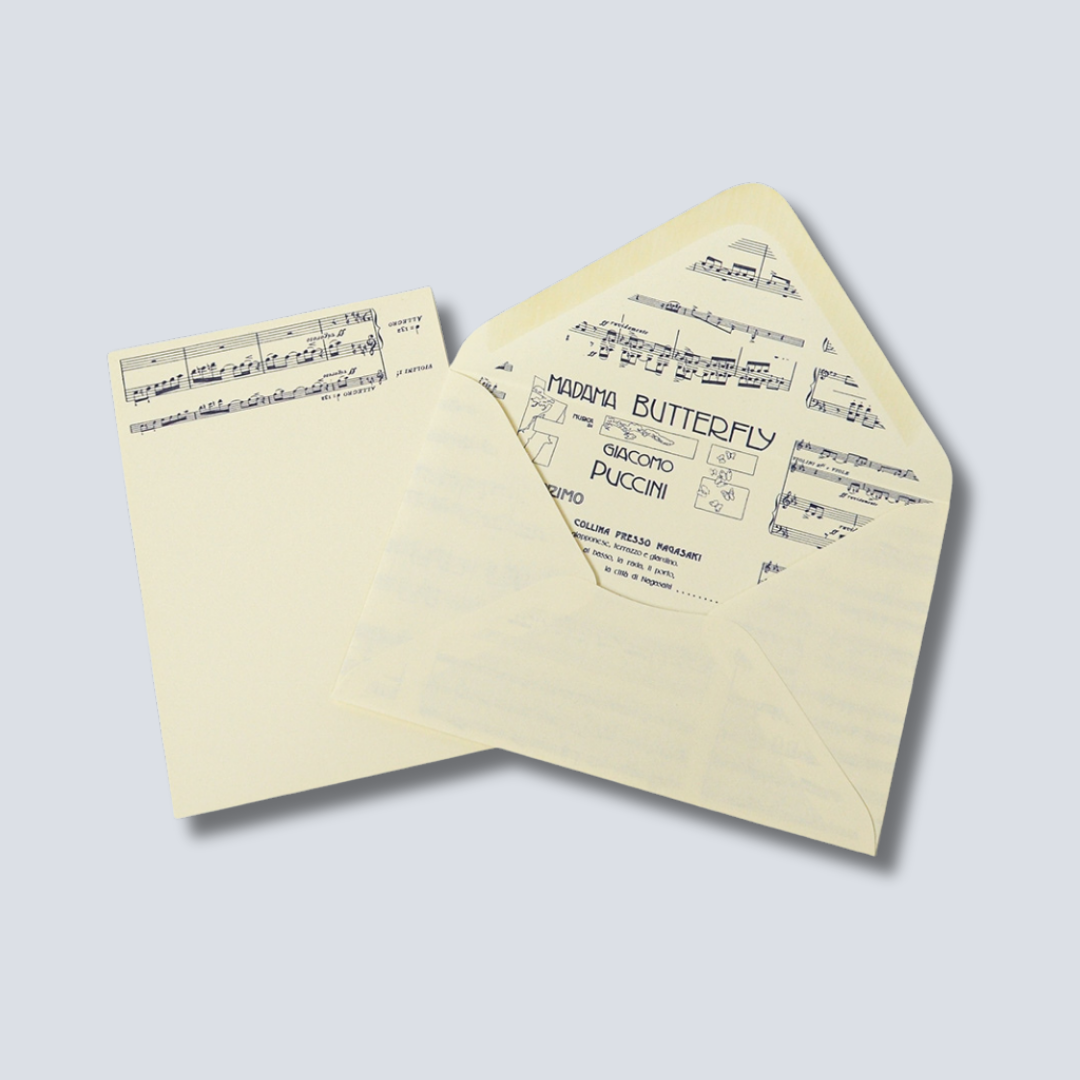 プッチーニの楽譜が印刷された便箋と封筒のセットを白背景で撮影した商品写真