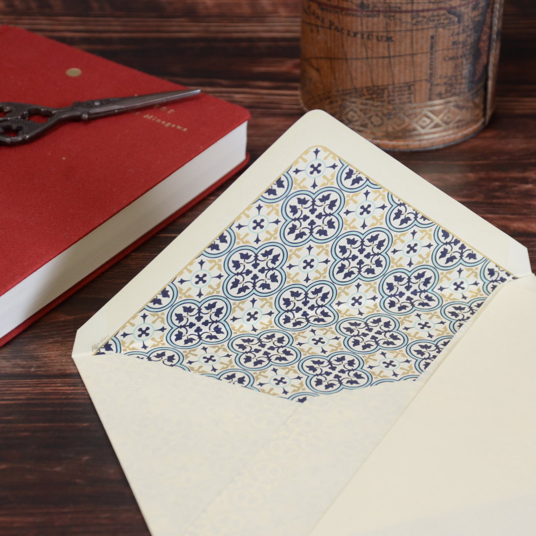 封筒から便箋が少し覗く構図。封筒裏の柄と紙質の美しさを感じる写真