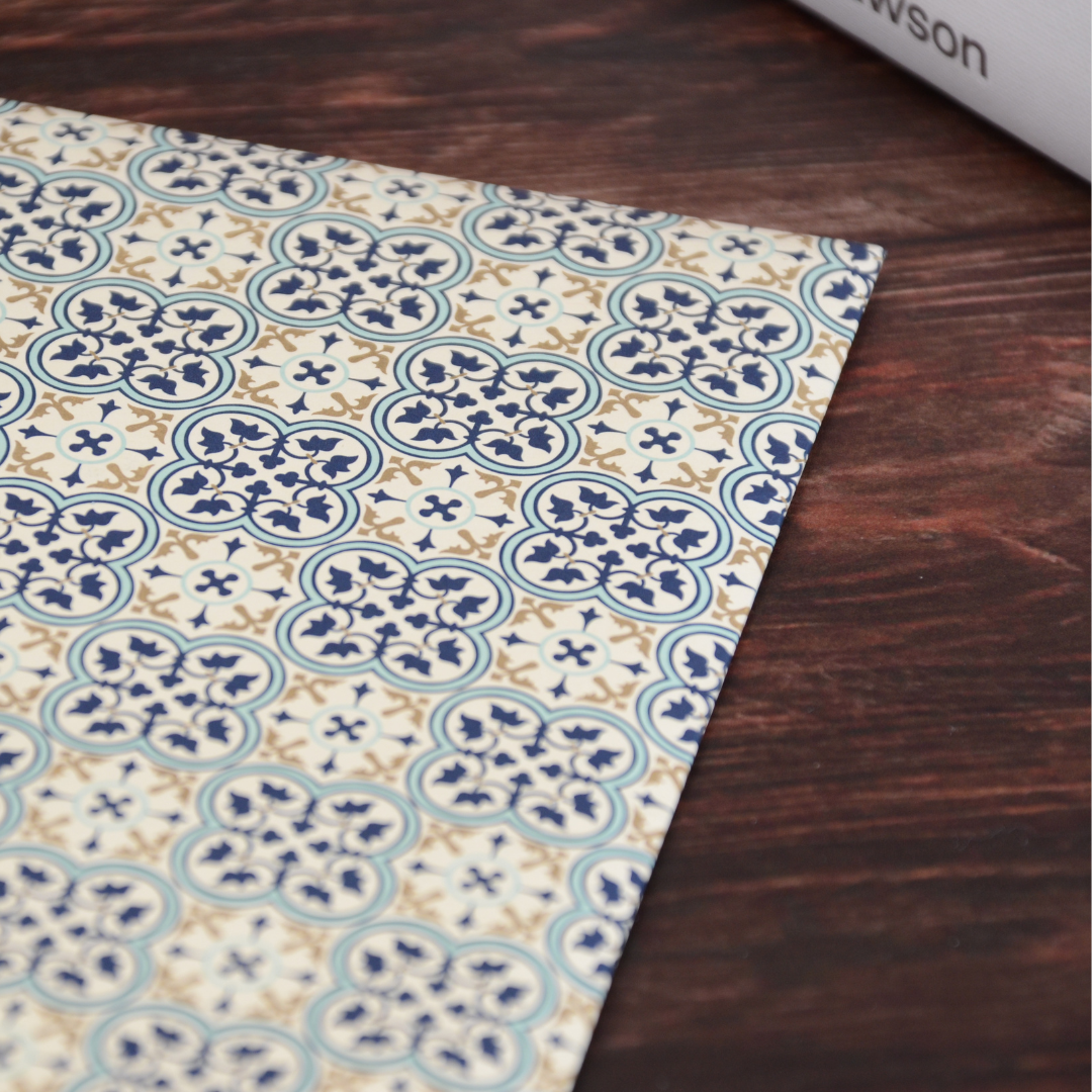 クラシックな本と共に置かれた便箋。日常に馴染むスタイリングカット