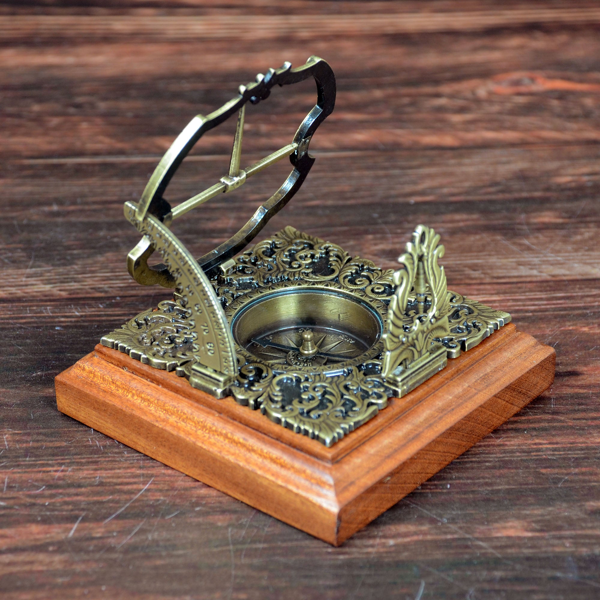 赤道日時計 アウクスブルク式 真鍮製 精密な時刻目盛り ノーモン（指示針）付き 天文学者の道具