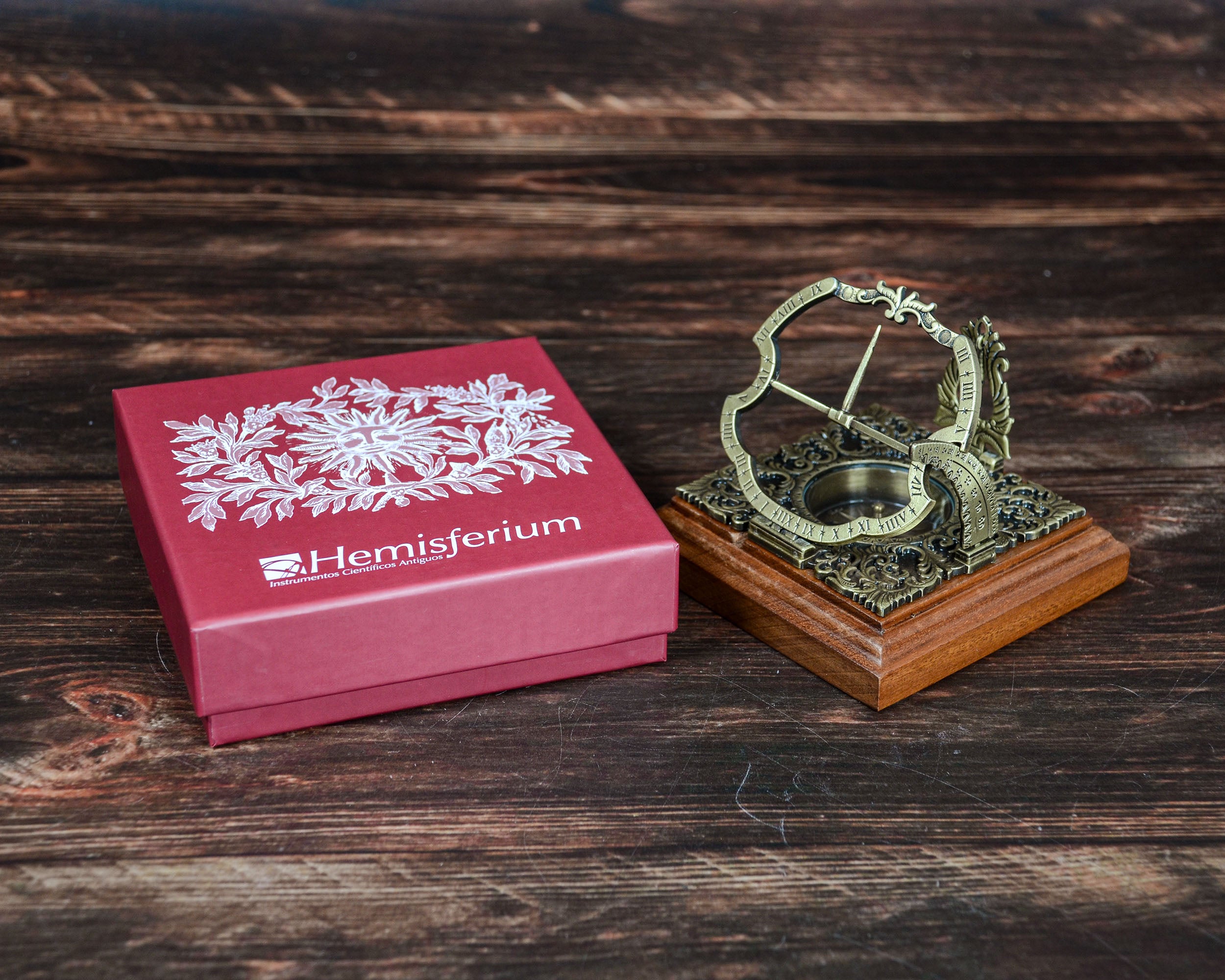 赤道日時計 アウクスブルク式 真鍮製 精密な時刻目盛り ノーモン（指示針）付き 天文学者の道具