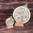 スペイン製真鍮アストロラーベ 直径10cm 20cm 中世天文器具 天体観測儀 重厚な立体彫刻 インテリア 木製スタンド付き