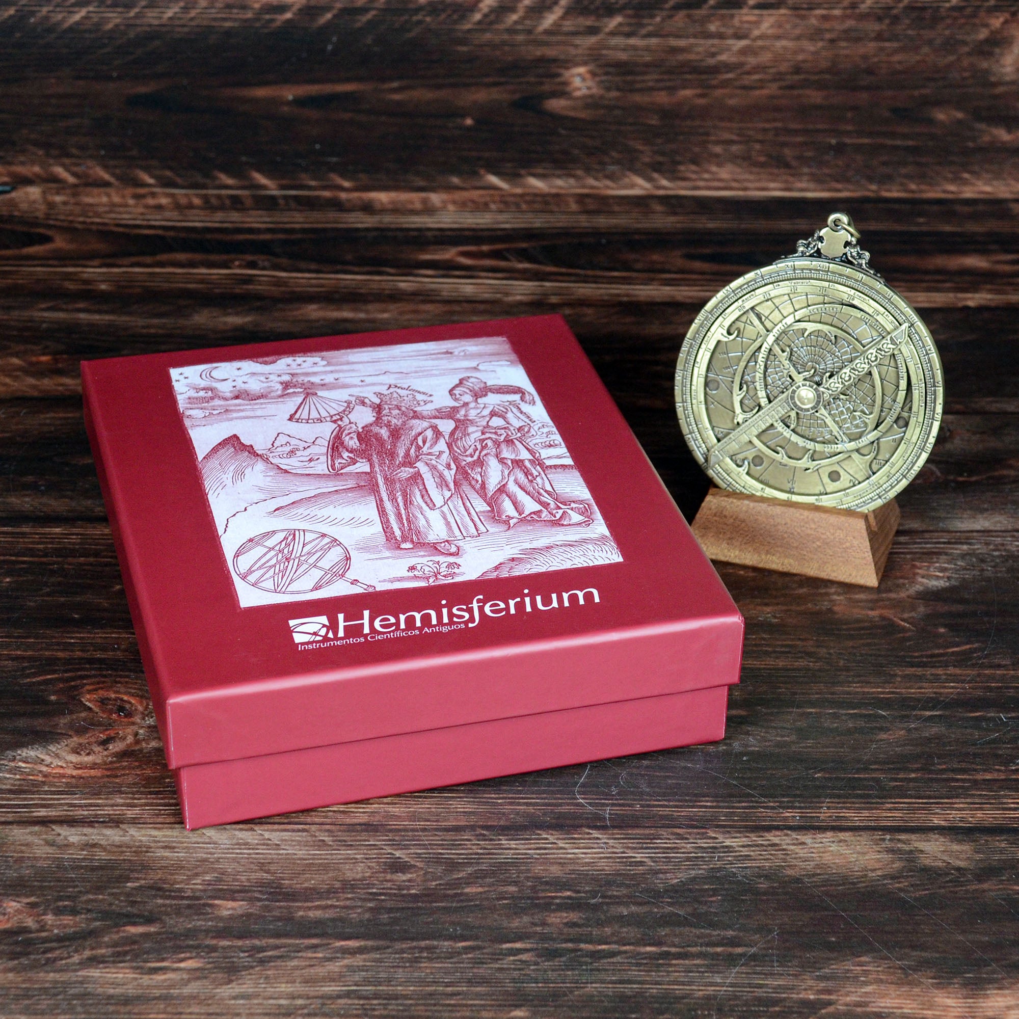 アストロラーベ 裏面　真鍮ゴールド仕上げ 天体観測用の回転盤と刻まれた文字が見える