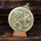 スペイン製真鍮アストロラーベ 直径20cm 中世天文器具 天体観測儀 重厚な立体彫刻 インテリア 木製スタンド付き