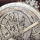 スペイン製真鍮アストロラーベ 直径20cm 中世天文器具 天体観測儀 重厚な立体彫刻 インテリア 木製スタンド付き