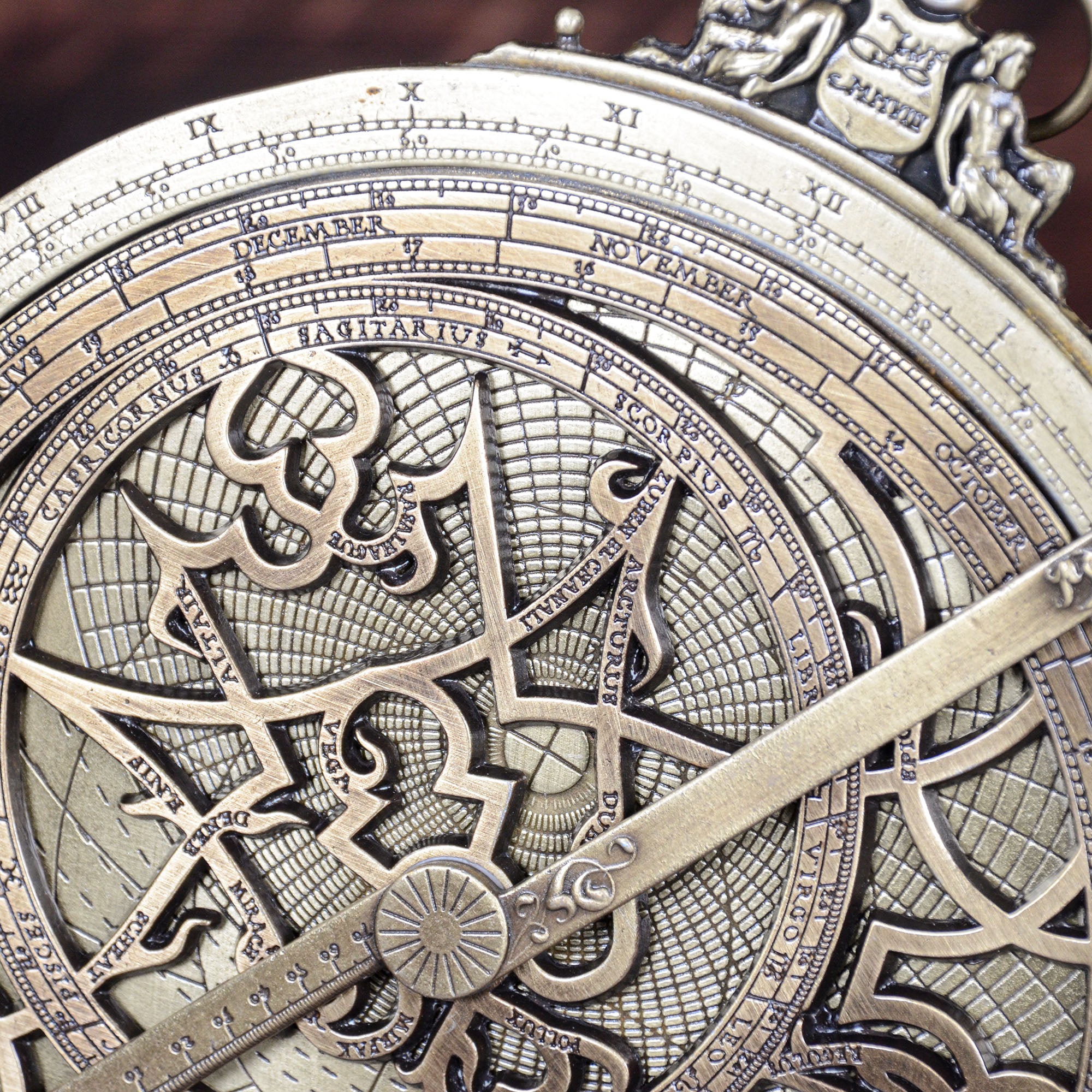 スペイン製真鍮アストロラーベ 直径20cm 中世天文器具 天体観測儀 重厚な立体彫刻 インテリア 木製スタンド付き