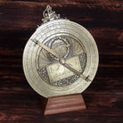 スペイン製真鍮アストロラーベ 直径20cm 中世天文器具 天体観測儀 重厚な立体彫刻 インテリア 木製スタンド付き