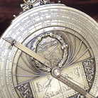 スペイン製真鍮アストロラーベ 直径20cm 中世天文器具 天体観測儀 重厚な立体彫刻 インテリア 木製スタンド付き