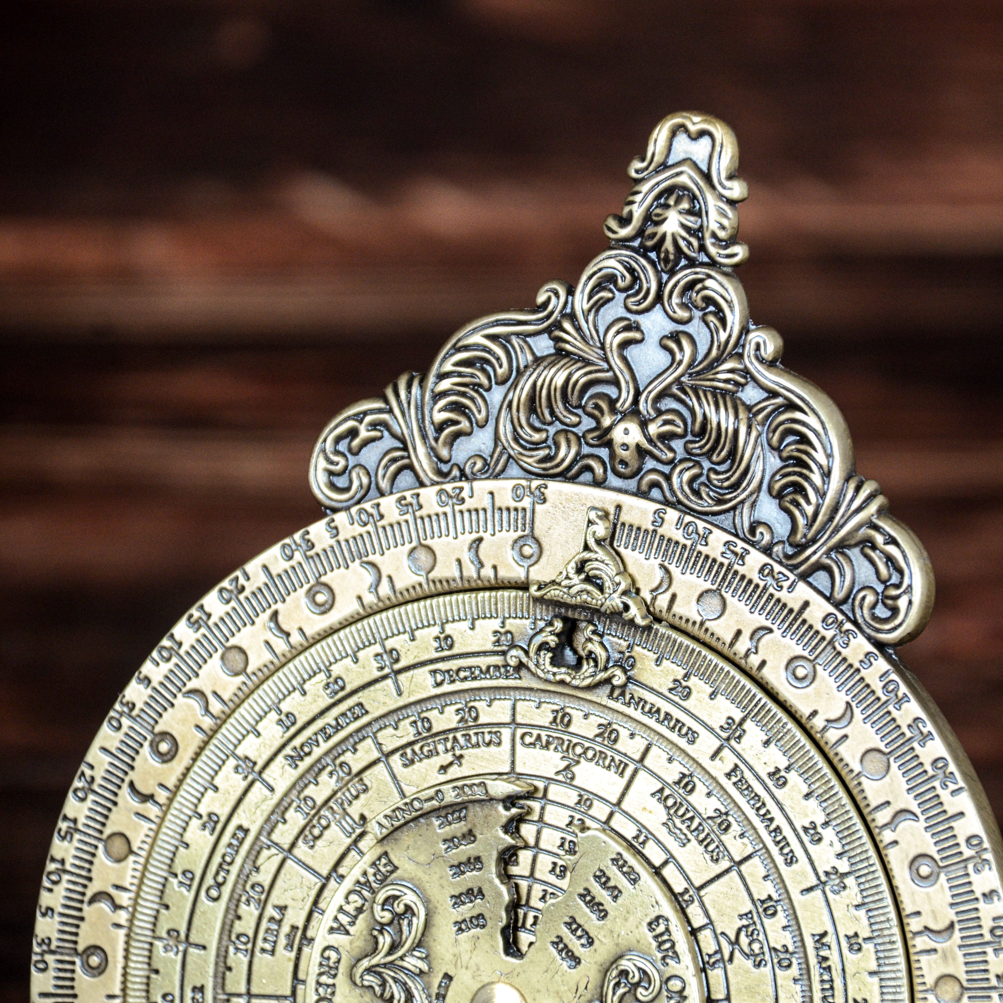 ルナカレンダー 裏面 潮汐計算盤 真鍮製 放射状デザイン 航海漁業不可欠な計算器具