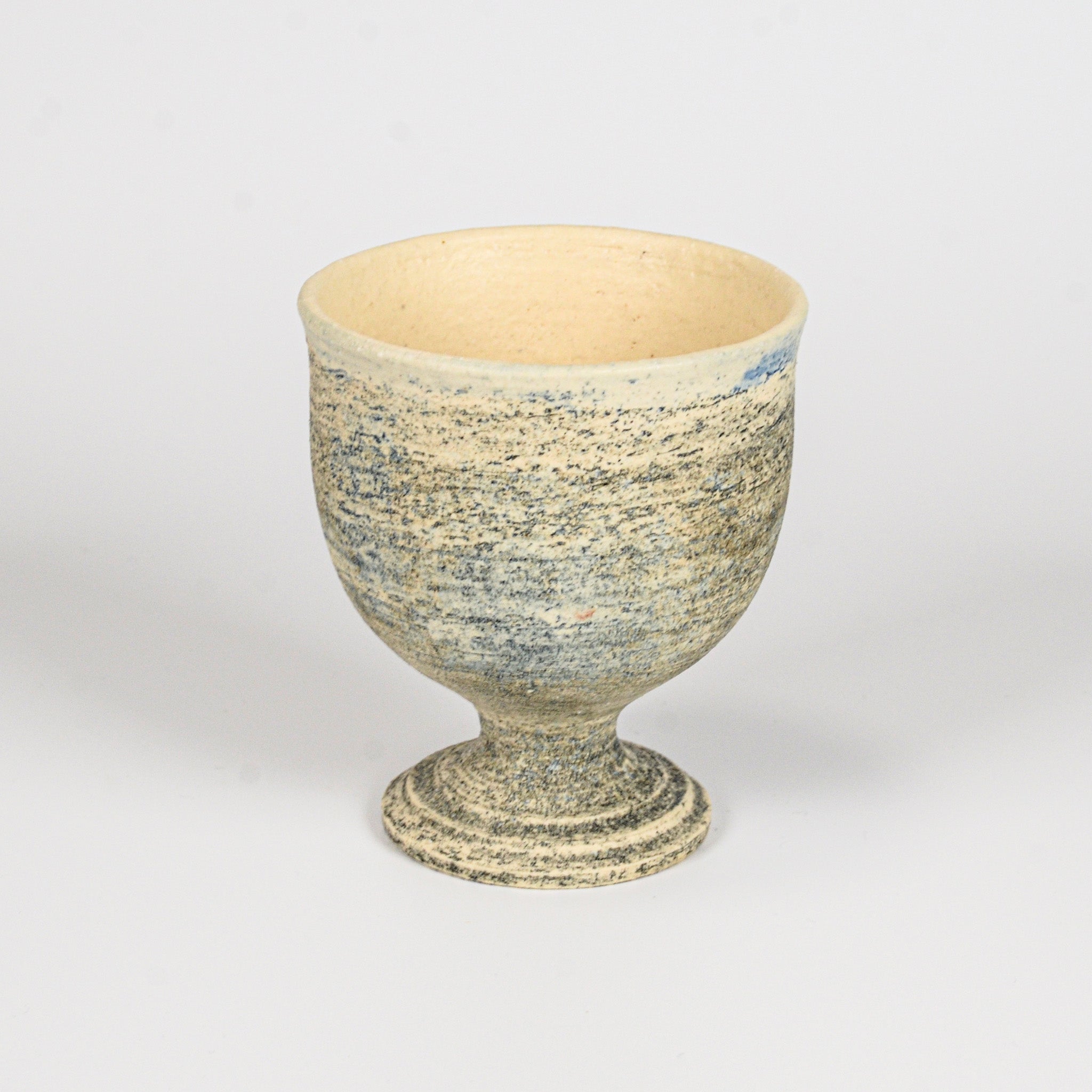 個体差のある陶器のゴブレット「夜明けの海」。ブルーの釉薬と鉄が自然に溶け合う。