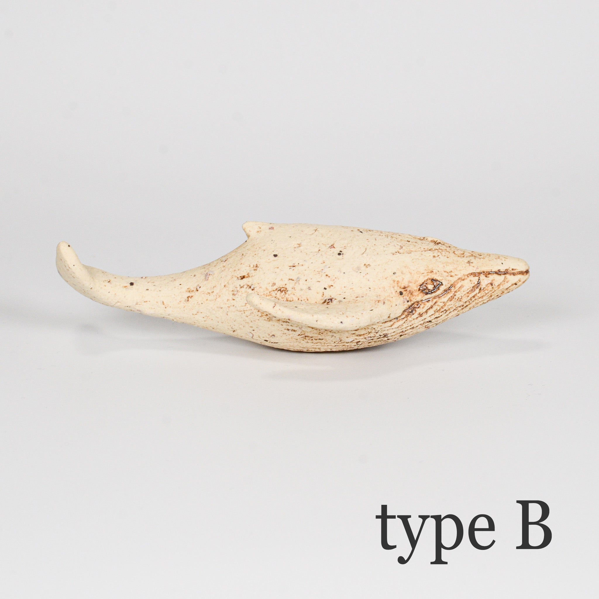 くじらオブジェ「type B」を別角度から。素朴で存在感のある手仕事の造形。