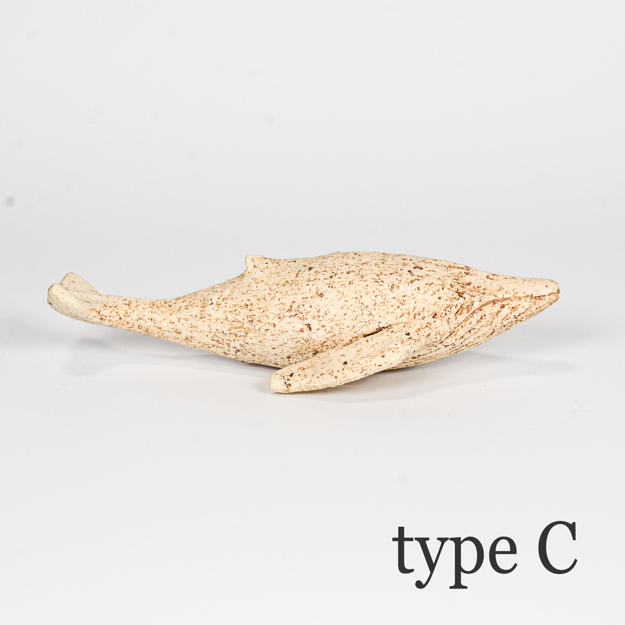 くじら「type C」の後ろ寄りの角度。素焼きのようなざらつきが手に心地よい質感。