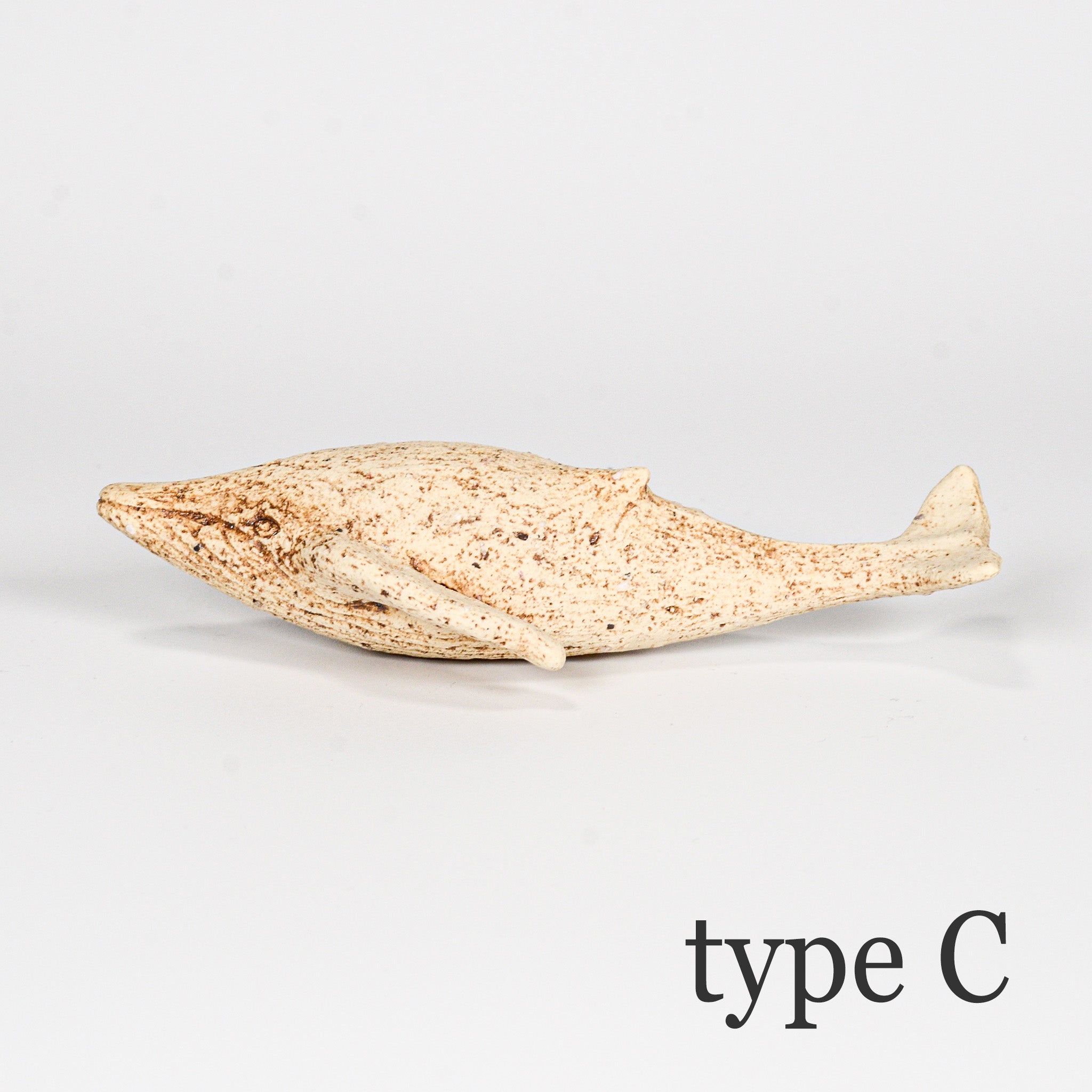 陶器のくじらオブジェ「type C」。尾びれにかけて伸びる曲線が印象的な一点物。