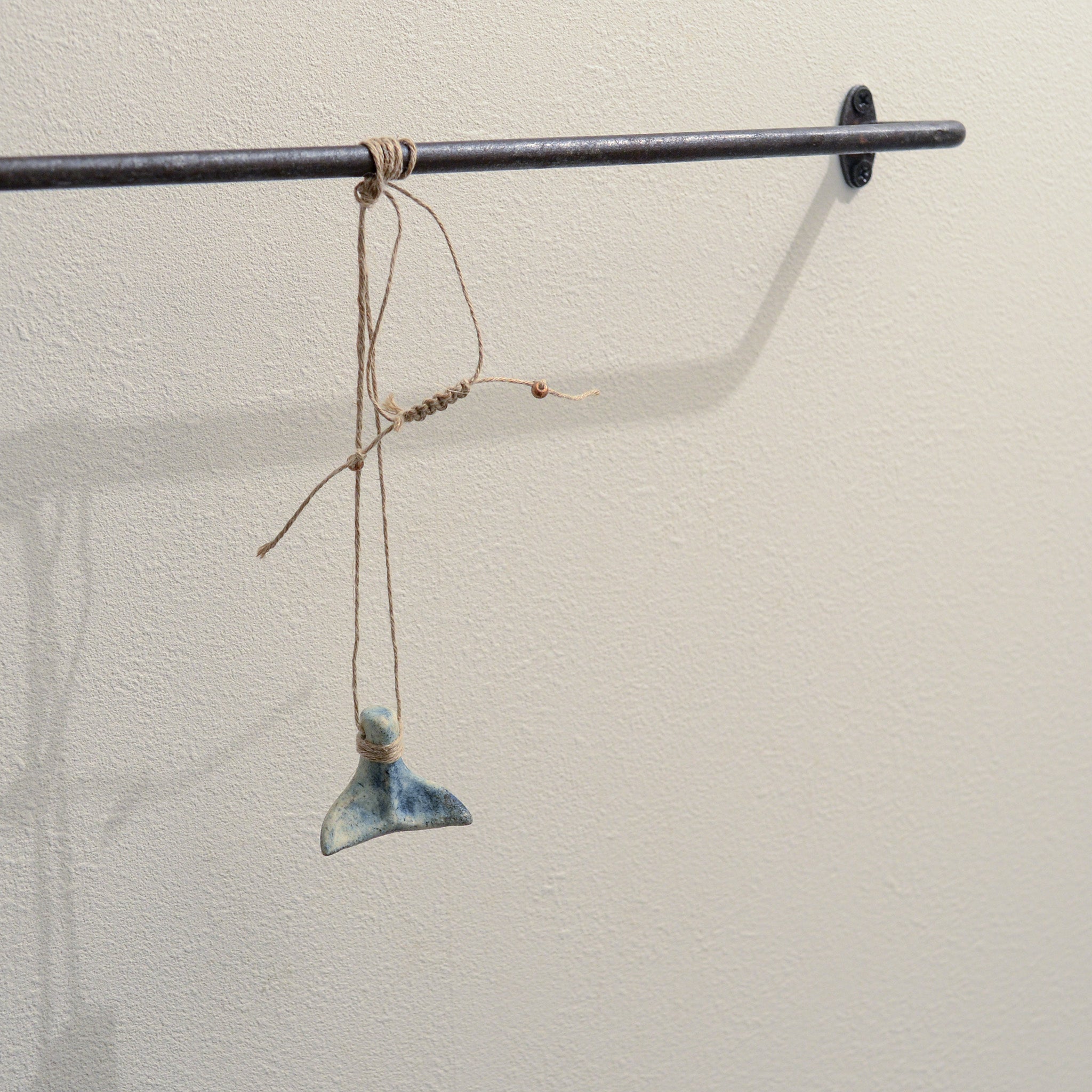 一点物】くじらのしっぽのオブジェ｜陶器｜手仕事｜momerath