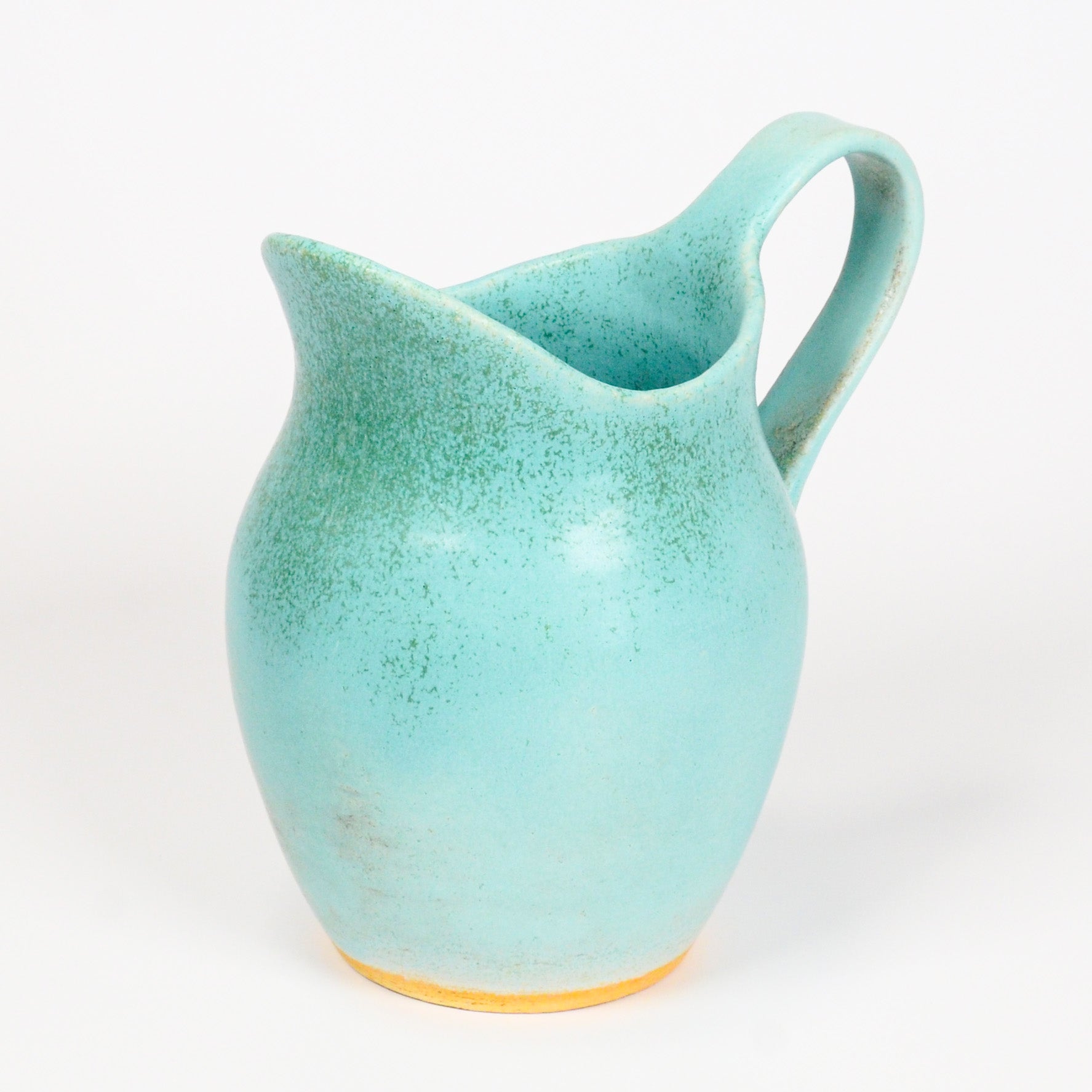 注ぎ口側から見た陶器の水差し「Water」ラージサイズ。曲線と釉薬の濃淡が美しく際立つ。